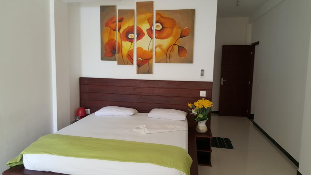 The Den Guest House Hikkaduwa Exterior photo